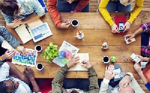 دانلود پاورپوینت آشنایی با مفهوم تصمیم گیری گروهی، مراحل انجام و مزایای آن